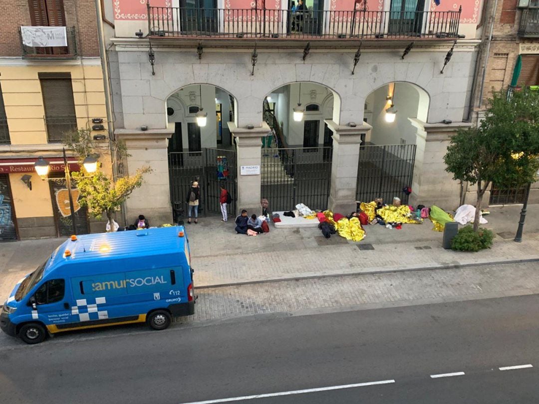 Foto de archivo de varias familias de refugiados, entre ellos menores, pernoctan en la calle, en la puerta del Samur Social.