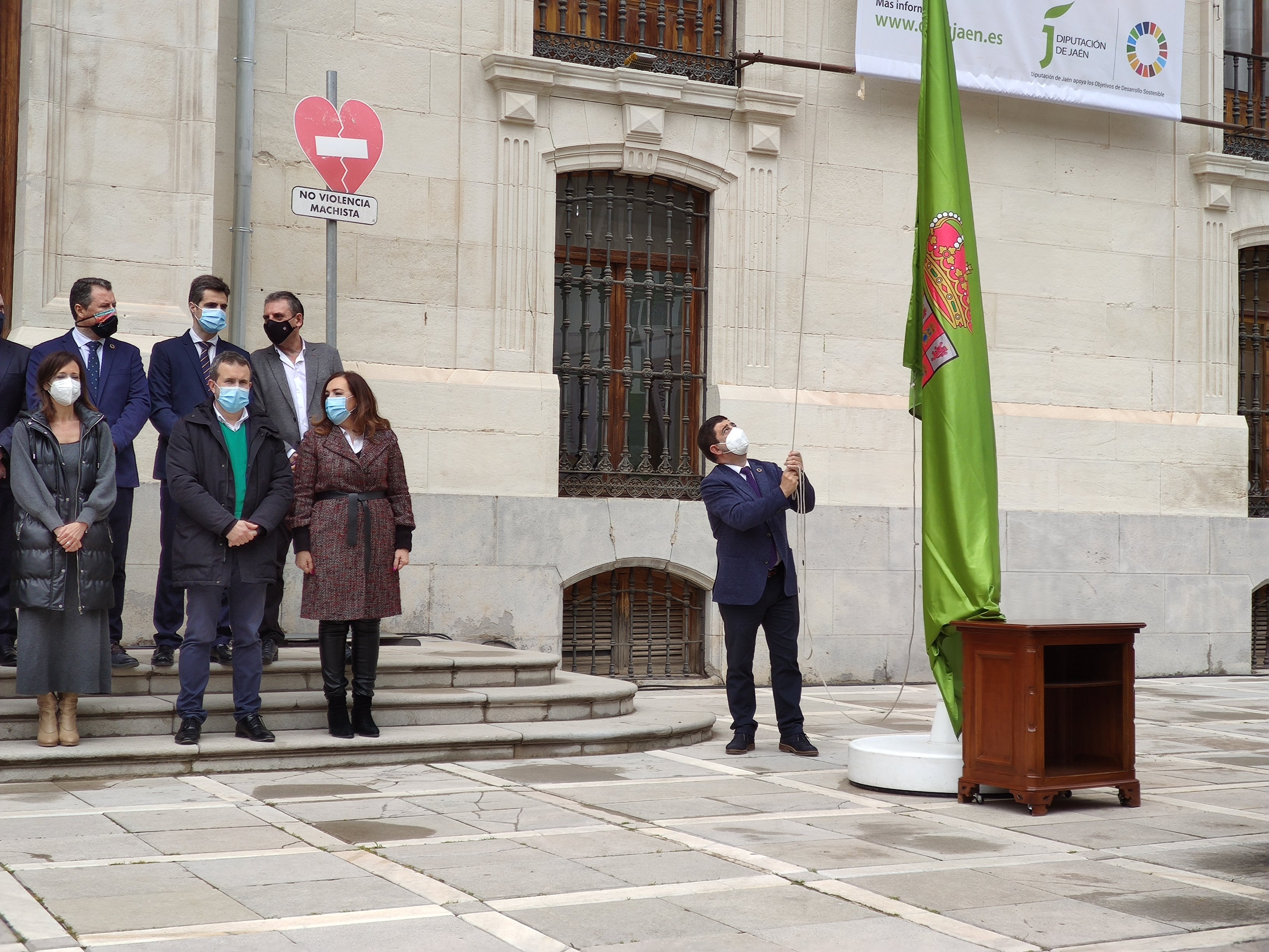 El presidente de la Diputación Provincial de Jaén, Francisco Reyes, durante el izado de la bandera de la provincia