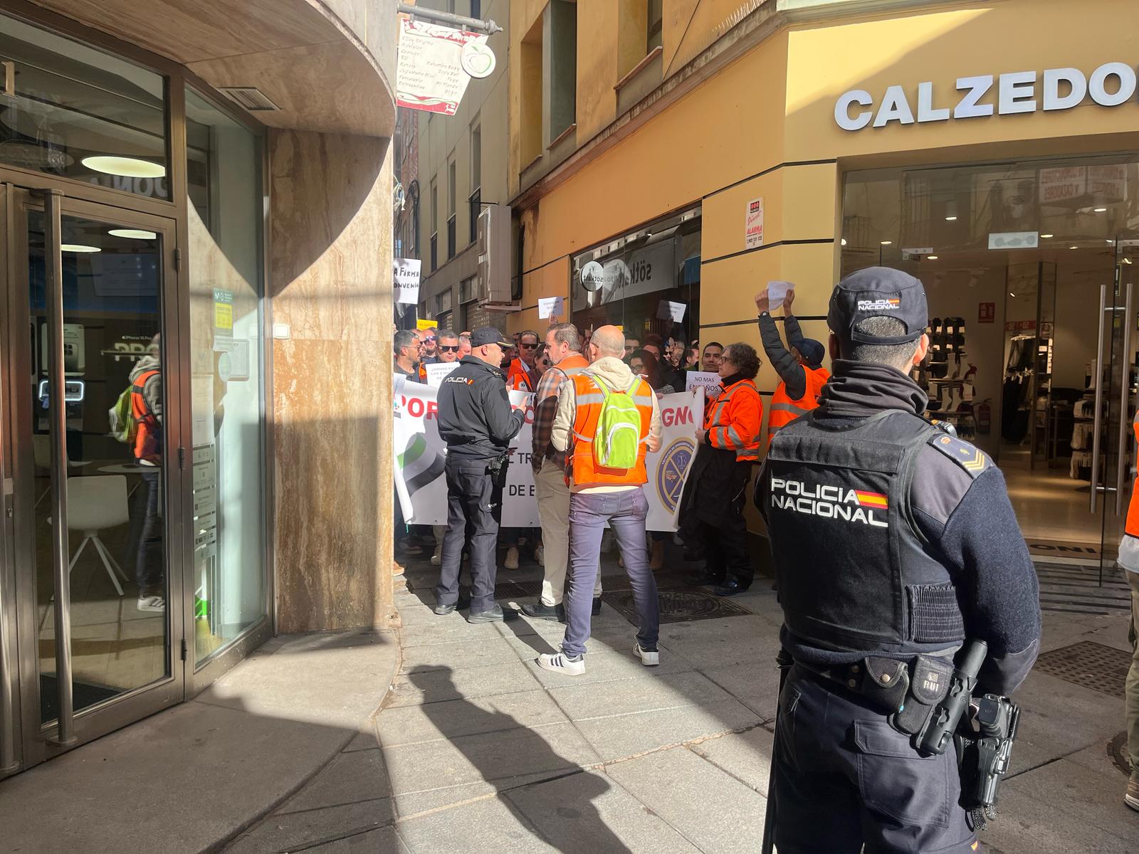 Los trabajadores de Ambuvital se han manifestado a las puertas de la Fundación de Relaciones Laborales para exigir la firma del nuevo convenio laboral.