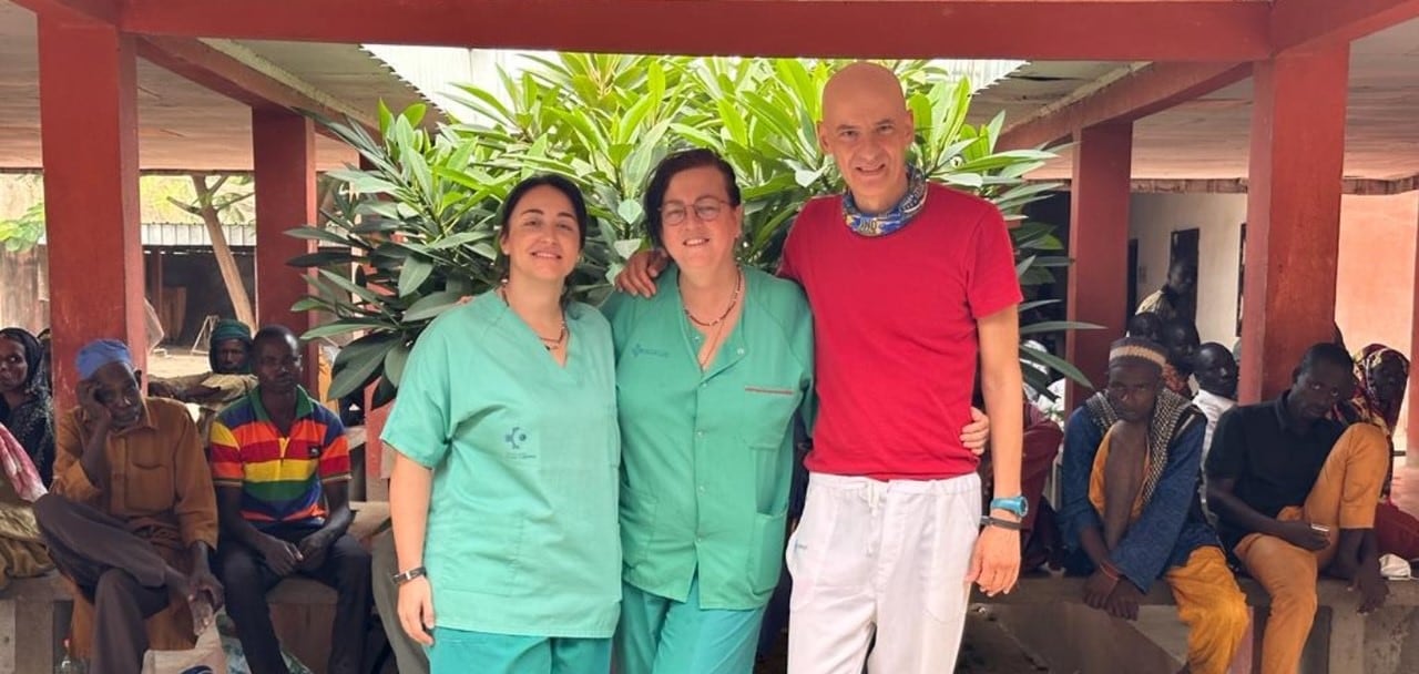 Los doctores Carmen Gordón, Nuria Gajate y Javier Jiménez, en el Hospital de la Fundación Mayo Rey en Camerún