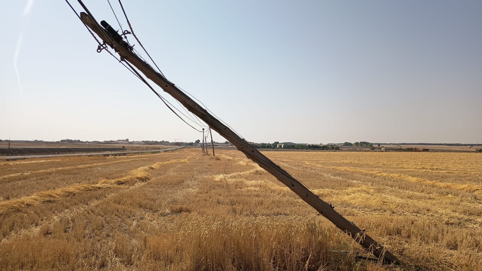 Cables colgando y postes caídos en Ávila