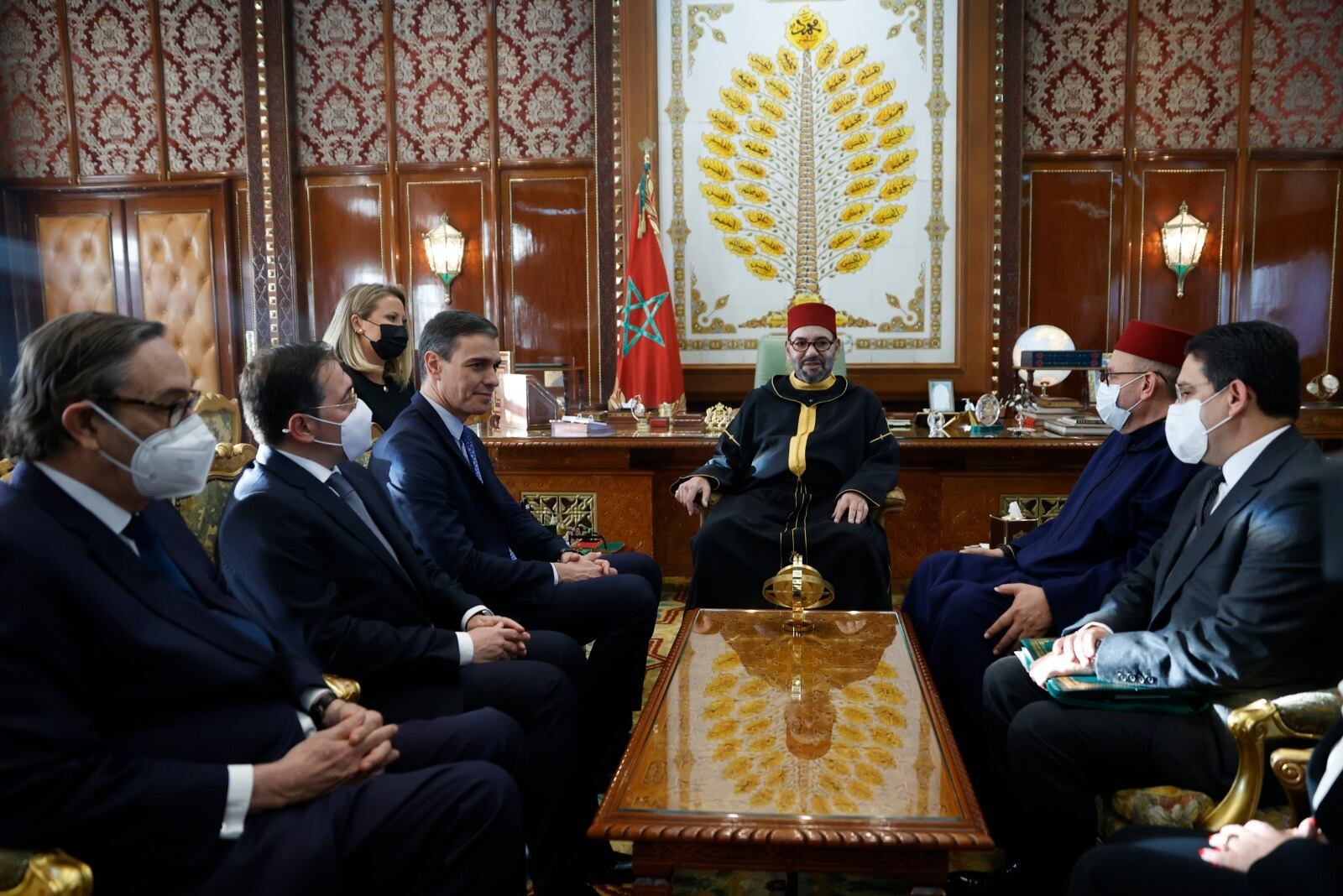 El presidente del Gobierno español, Pedro Sánchez (3º izq.), se reúne con el rey de Marruecos, Mohamed VI (c), en Rabat, Marruecos, el 07 de abril de 2022.