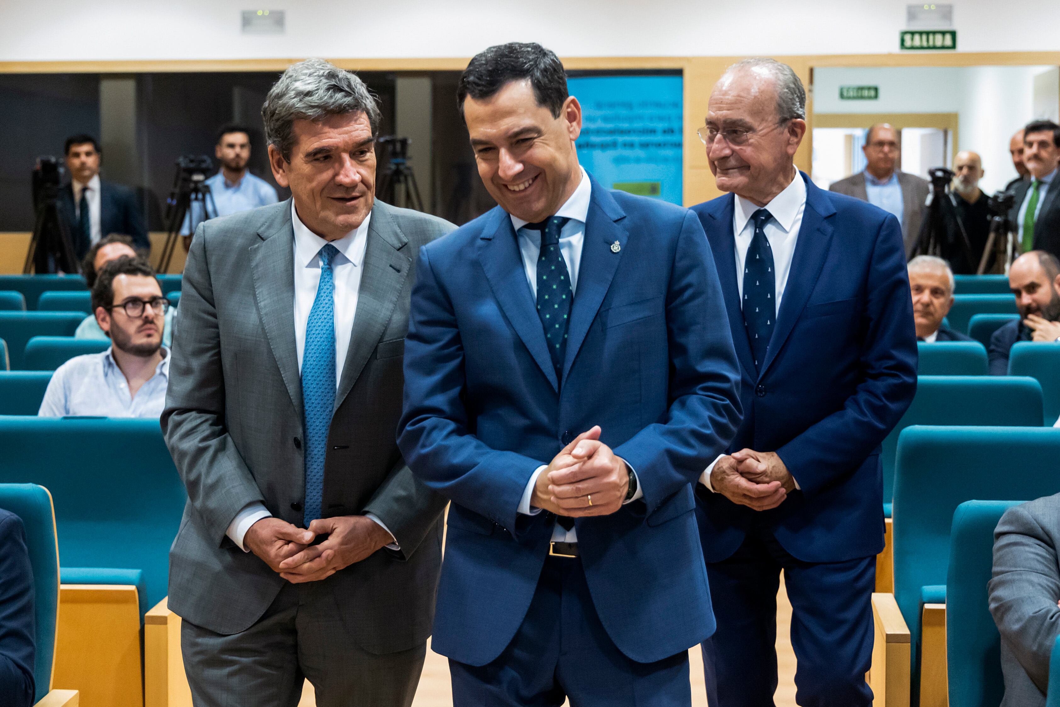 MÁLAGA (ANDALUCÍA), 16/07/2024.- El ministro para la Transformación Digital y de la Función Pública, José Luis Escrivá (i), el presidente de la Junta de Andalucía, Juanma Moreno (c), y el alcalde de Málaga, Francisco de la Torre (d), participan en el acto de la firma del acuerdo de colaboración para la implantación del centro IMEC en Málaga Tech Park este martes, en la ciudad andaluza. EFE/ Daniel Pérez