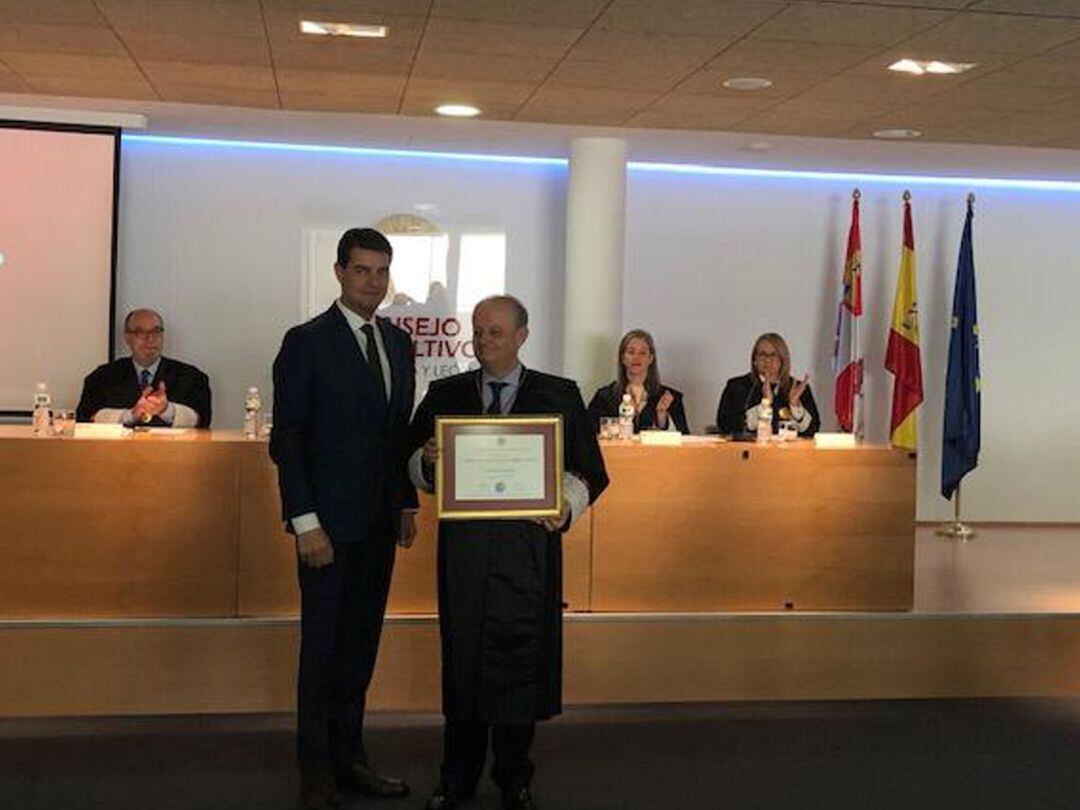 El presidente de la Cortes de Castilla y León, Ángel Ibañez, junto a Jose Ignacio Sobrini, nuevo consejero emérito
