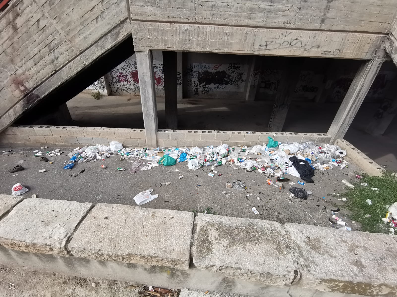 Imagen de la falta de mantenimiento en el estadio José Rico Pérez