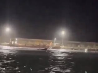 Dos guardias civiles mueren tras ser embestidos por una narcolancha en Barbate.