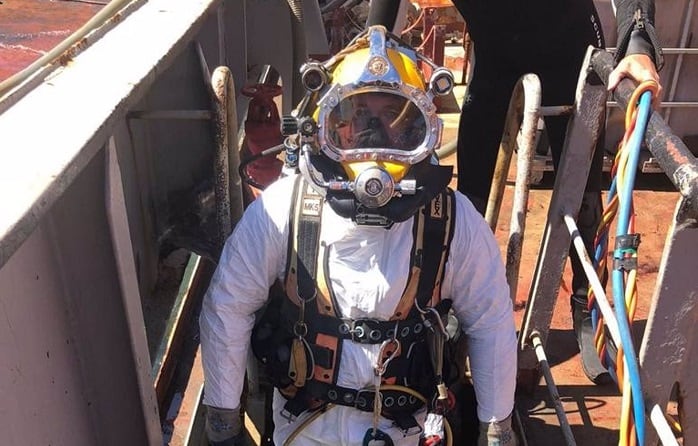 Uno de los buzos que inspecciona el fondo del OS35