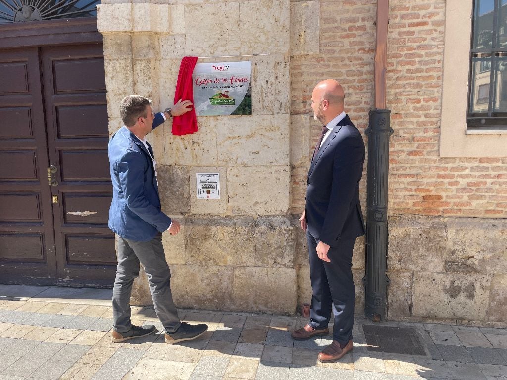 Carrión de los Condes ya luce la placa que lo acredita como ‘El pueblo más bello de Castilla y León 2023’