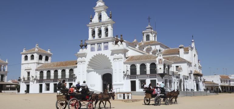 Imagen de archivo de la ermita del Rocío que este año puede quedarse sin una estampa tradicional, la Saca de Yeguas. 