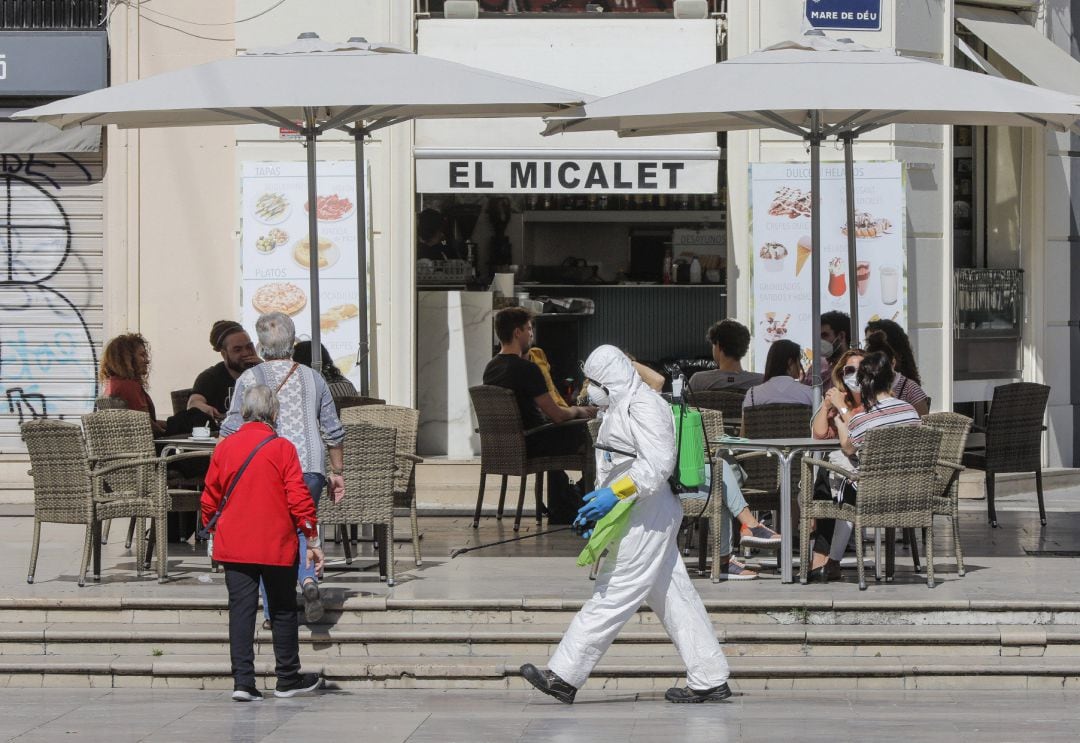 Varias personas disfrutan en la terraza de un bar en una imagen de arcivo.