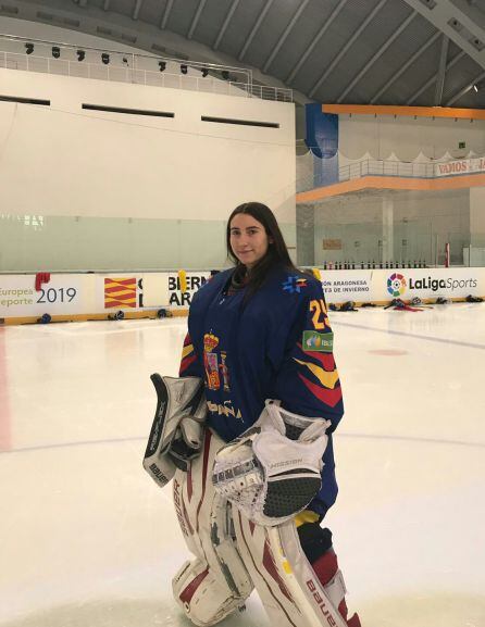 Andrea Pérez con la indumentaria de la Selección Española de Hockey Hielo en Jaca.