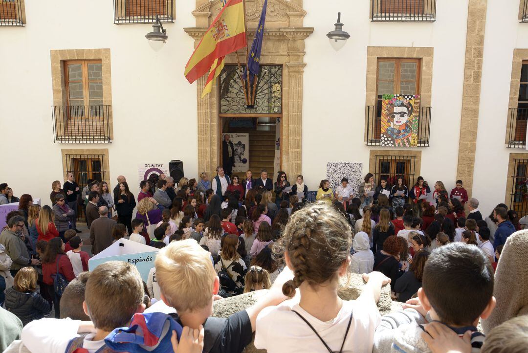 Concentración a las puertas del ayuntamiento de Xàbia. 