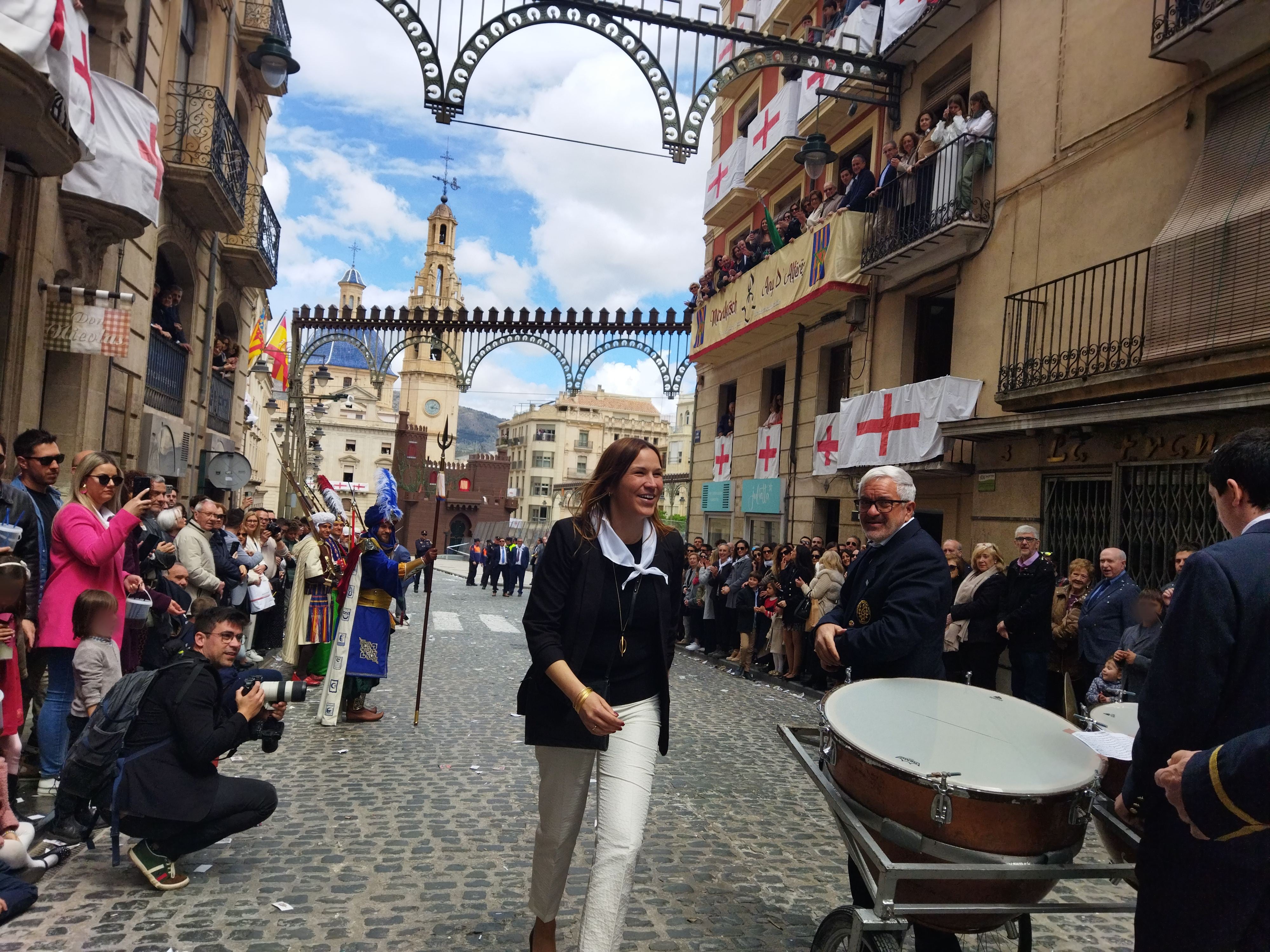 Ana Gisbert Mira-Perceval se dirige al director de la Societat Musical Nova d'Alcoi tras saludar a los glorieros y al sargento mayor del bando moro.