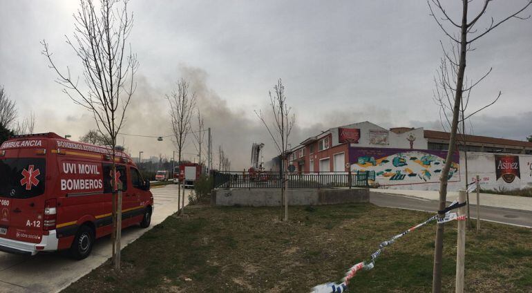 Los Bomberos están trabajando en la extinción de este incendio desde las 4 de la mañana