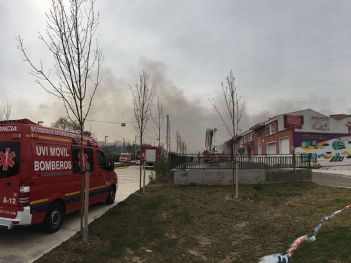 Controlado el incendio en una fábrica de galletas en Zaragoza