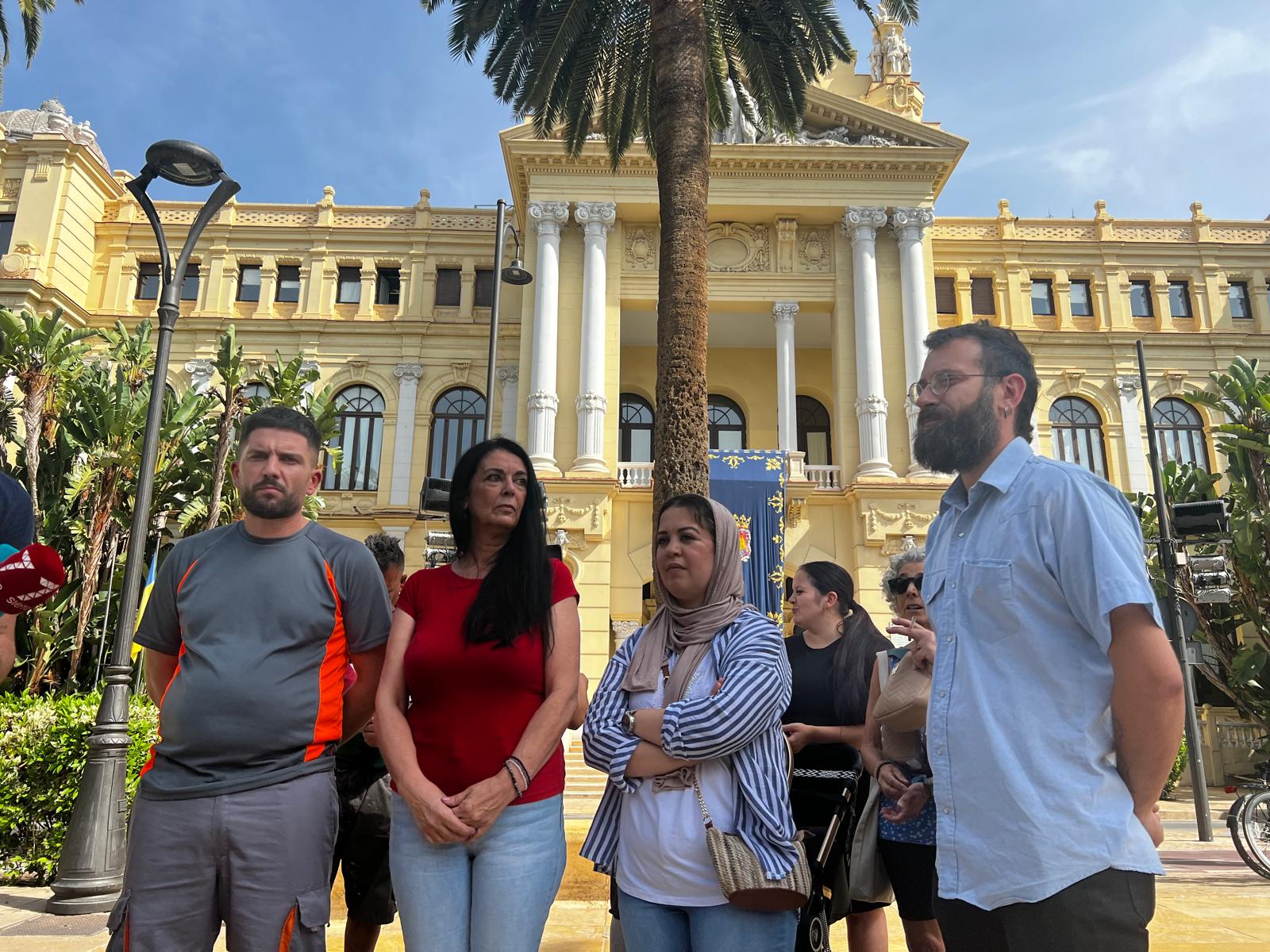 Rosa Galindo (segunda por la izquierda), miembro de Un Techo Por Derecho, y Curro Machuca (primero por la derecha), portavoz del Sindicato de Inquilinas, acompañados de afectados por los problemas de vivienda ante el ayuntamiento de Málaga (Cadena SER).