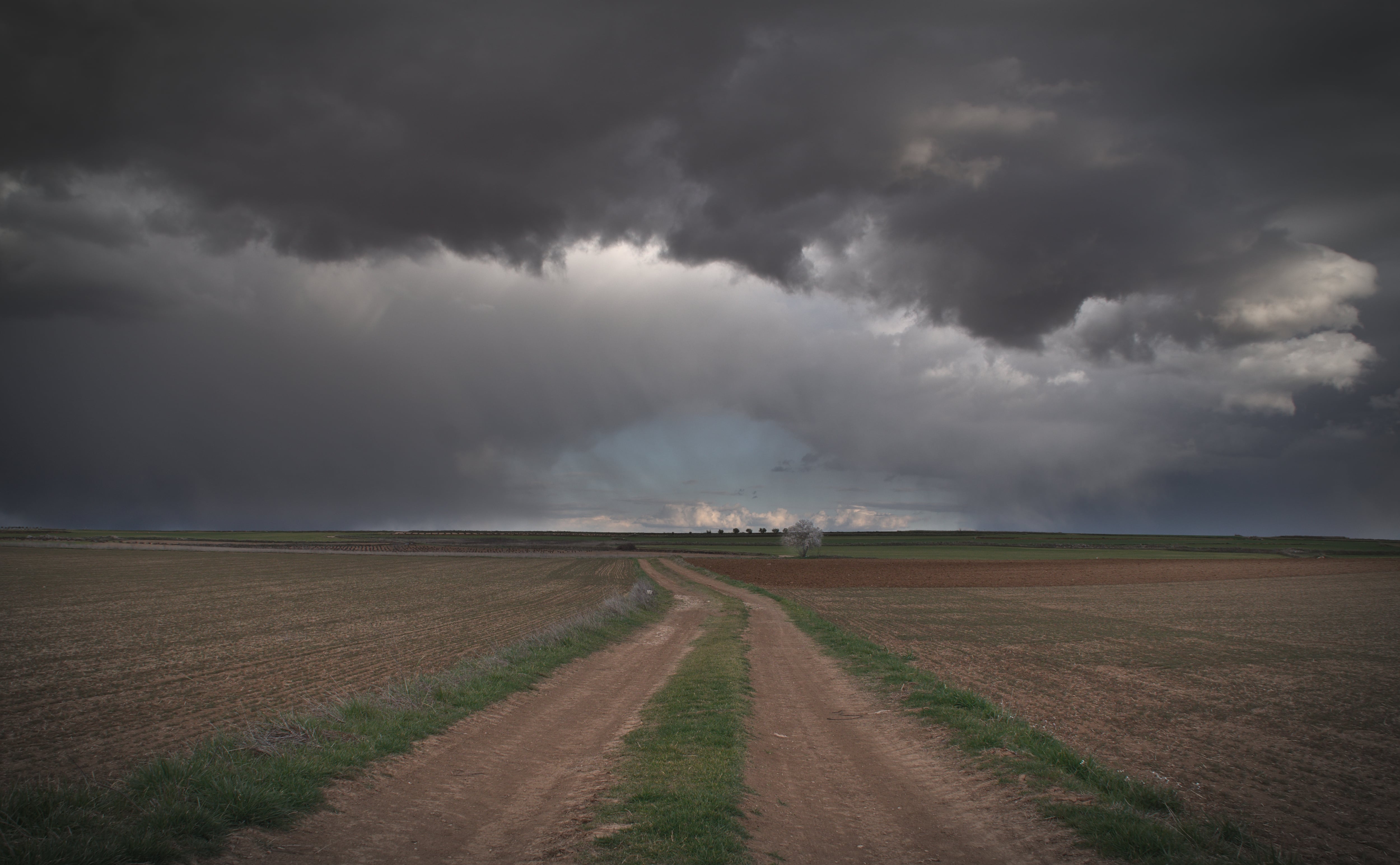 La capital ribera sufre las consecuencias de la alerta amarilla con una agresiva tormenta