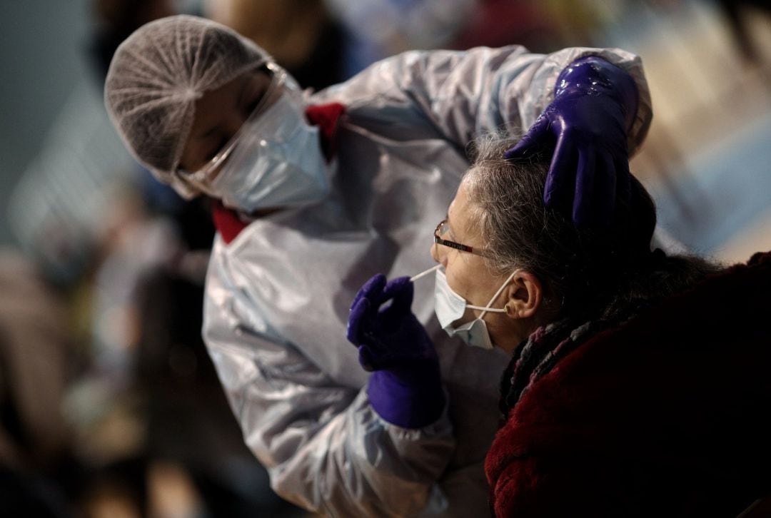 Un sanitario realiza test de antígenos de detección del covid