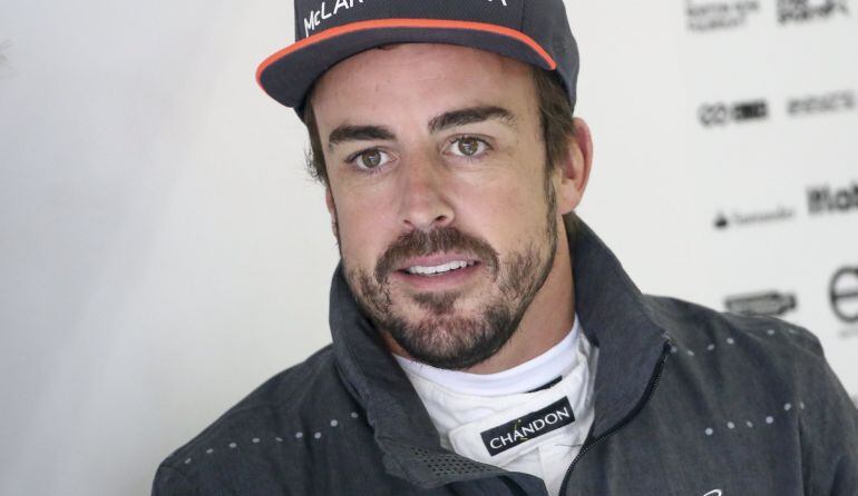 Fernando Alonso, en el box de McLaren en el GP de China.