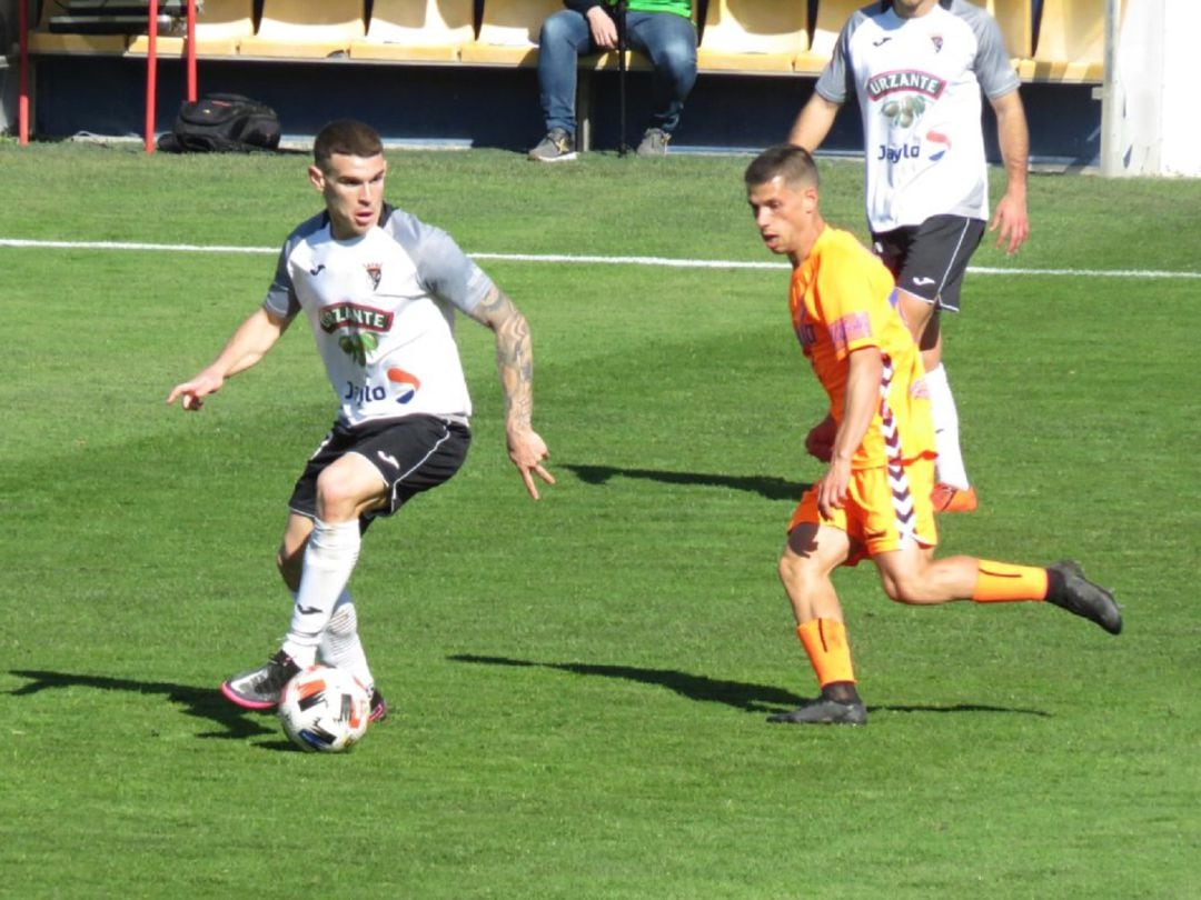 Santy Samanés en un partido con el Tudelano.