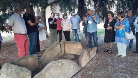 El investigador José González (centro) junto a un grupo de visitantes en el Museo Etnológico