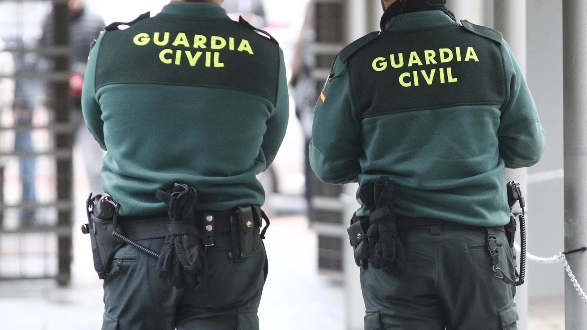 Dos agentes uniformados de la Guardia Civil.