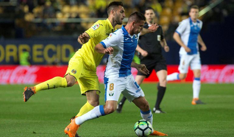 El centrocampista brasileño del Leganés Gabriel Pires (d) protege un balón ante Víctor Ruiz, del Villarreal, durante el partido de Liga en Primera División que se disputó esta semana en el estadio de la Cerámica.