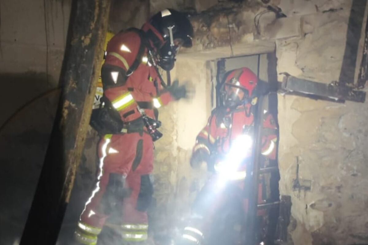 Bomberos durante la extinción del incendio