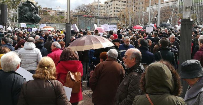 Miles de personas en la Plaza de las Batallas de Jaén.