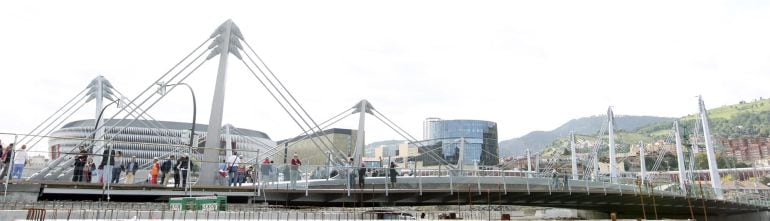 GRA113. BILBAO, 14/09/2015.- El nuevo puente de Bilbao, bautizado como &quot;Frank Gehry&quot; y que unirá Deusto con la isla de Zorrozaurre, ha sido inaugurado hoy por el alcalde de la capital vizcaína, Juan María Aburto, y el consejero vasco de Empleo y Políticas Sociales, Angel Toña. EFE/Luis Tejido