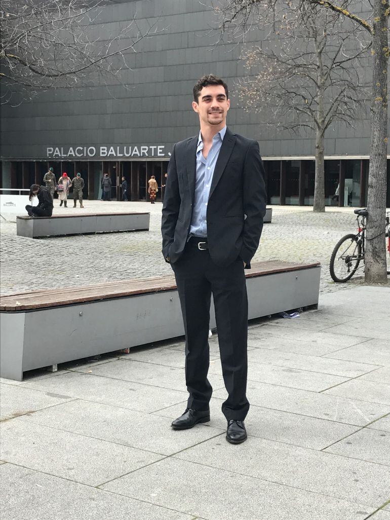 El patinador, Javier Fernández, posa en la plaza del Baluarte