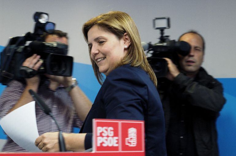 La secretaria de Organización del Partido Socialista de Galicia Pilar Cancela se dispone a realizar unas primeras declaraciones en la sede Sede O Pino, en Santiago de Compostela