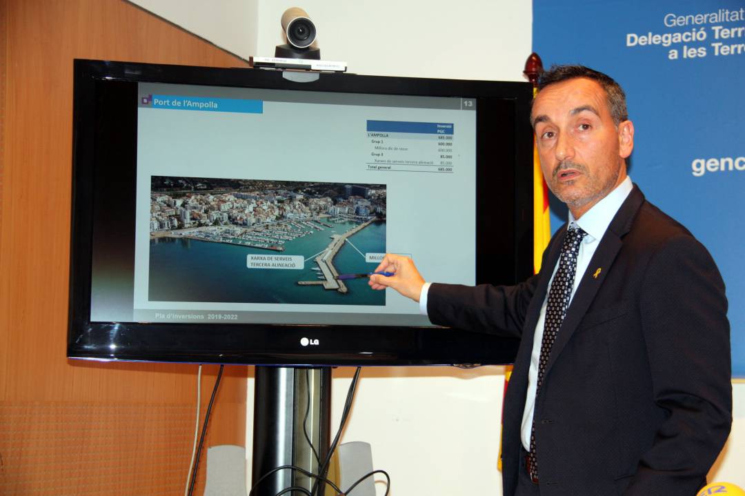 Pla mitjà del gerent de Ports, Joan Pere Gómez, mostrant algunes millores previstes al port de l&#039;Ampolla obre una pantalla.