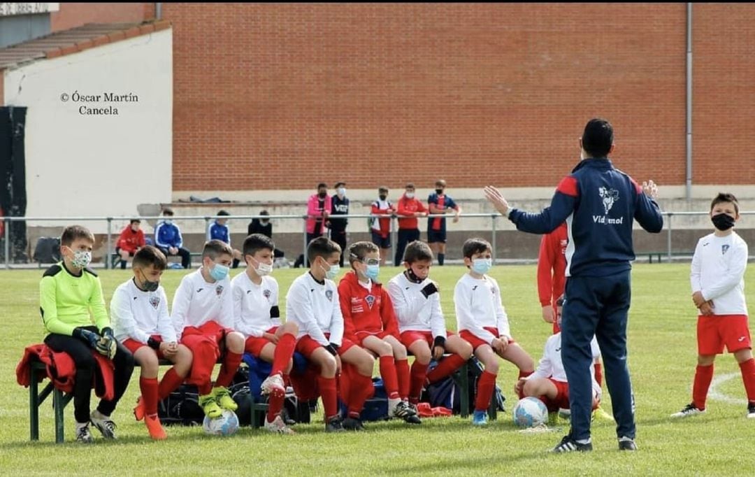 Los integrantes del equipo Bemjamín del CD San Roque.