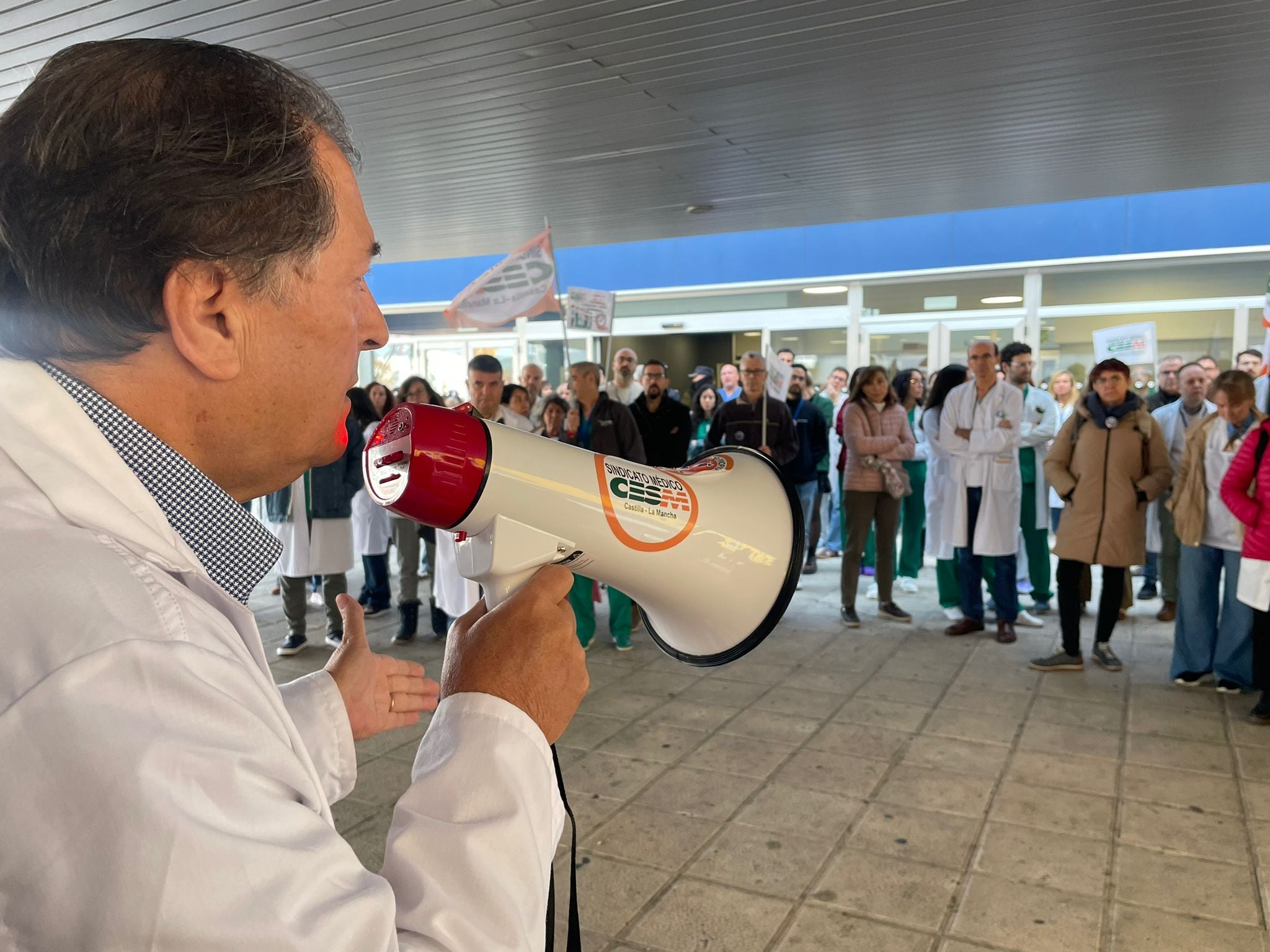 Concentración en la puerta principal del Hospital Universitario de Toledo con motivo de la huelga de médicos contra el Estatuto Marco