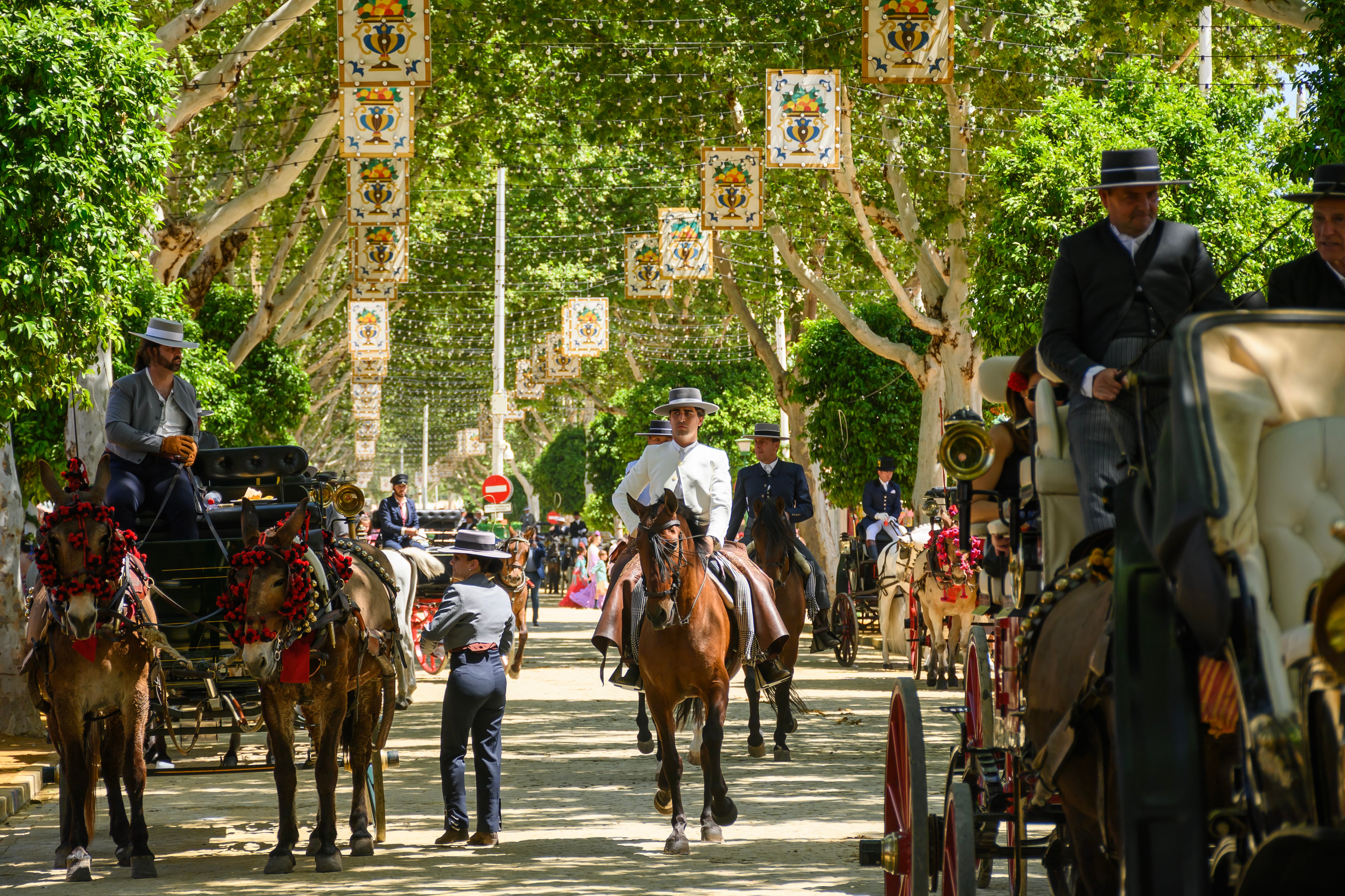 SEVILLA, 14/04/2024.-Vista general del ambiente este domingo en el Real de la Feria de Abril de Sevilla .-EFE/ Raúl Caro.
