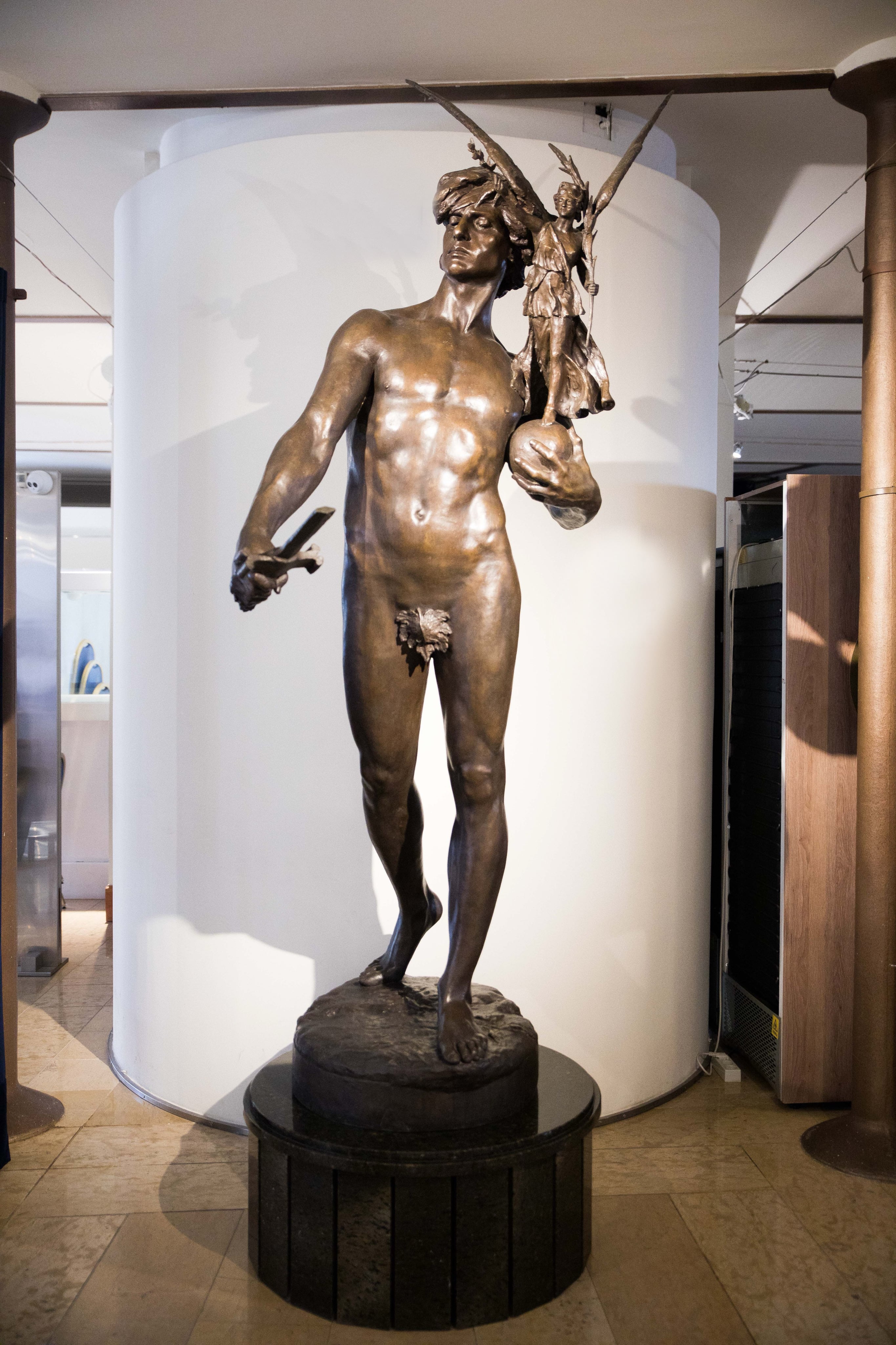 Héroe con una victoria, de Agustín Querol (Fundos)