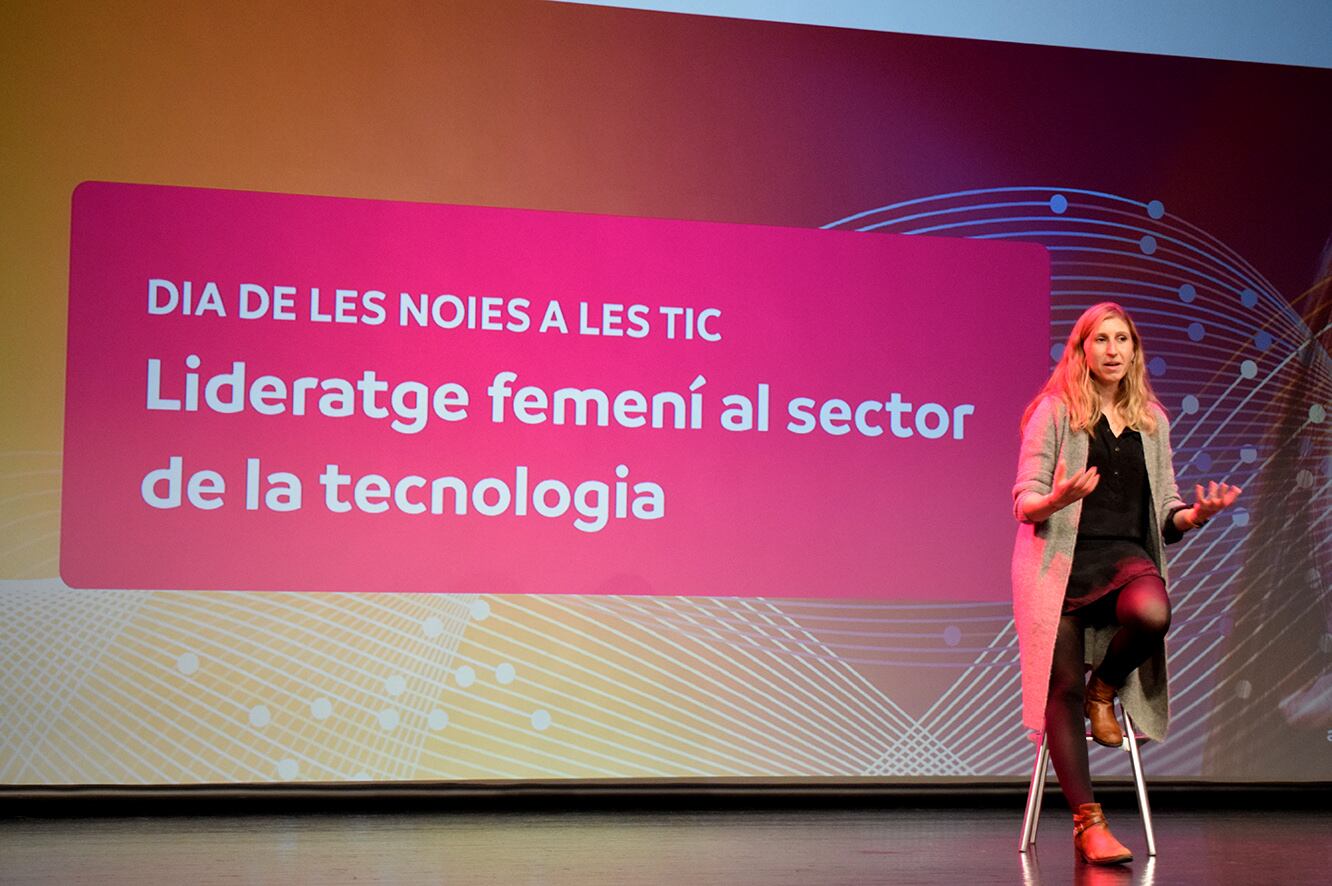 Elisenda Bou, enginyera de Telecomunicacions i especialista en IA, durant la seva intervenció.
