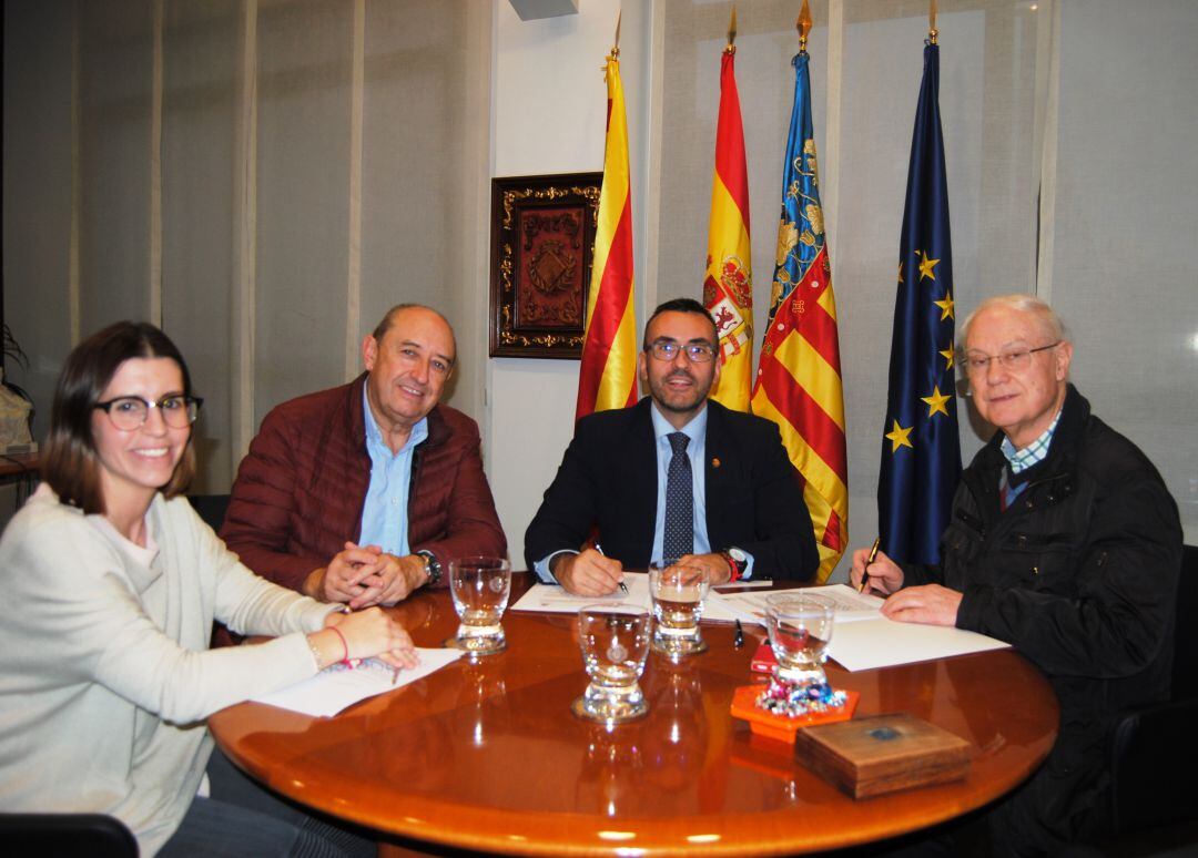 El alcalde de Vila-real, José Benlloch, padre Francesc Costa, rector de la parroquia de San Francisco de Asís, el voluntario Enric Reverter y la concejala de Tradiciones, Noelia Samblás. 