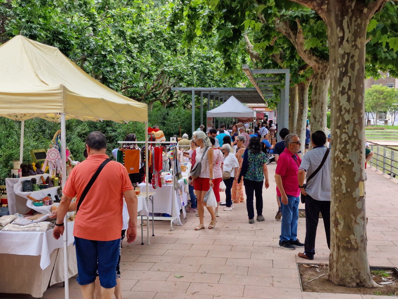 Puestos de la feria de Artesanía en el Parque