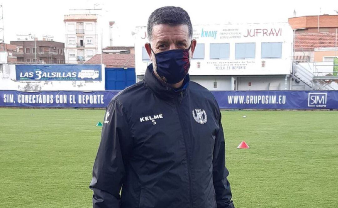 Sandroni en un entrenamiento con el Yeclano Deportivo en La Constitución