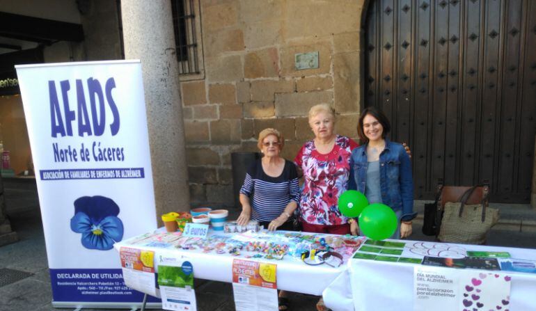 Voluntarias en una de las mesas informativas sobre la enfermedad de Alzheimer