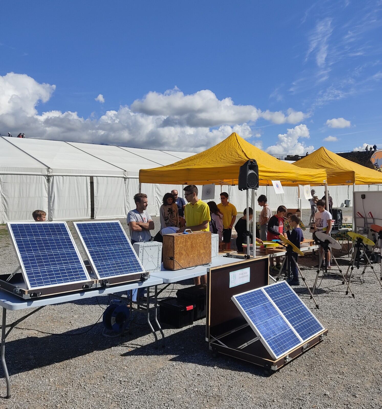 Puesto de asesoramiento de energía fotovoltaica en el Climatic Festival de Aínsa