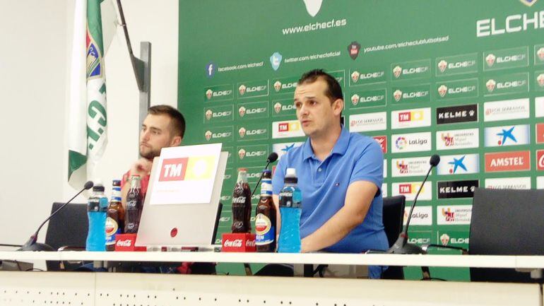 Jordi Durán en la Sala de Prensa junto a Antonio Chaves, responsable de comunicación del Elche C.F.