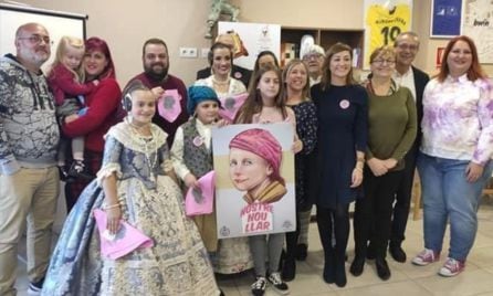 Ani Tomás con los miembros de la Falla Malilla-Isla Cabrera de Valencia