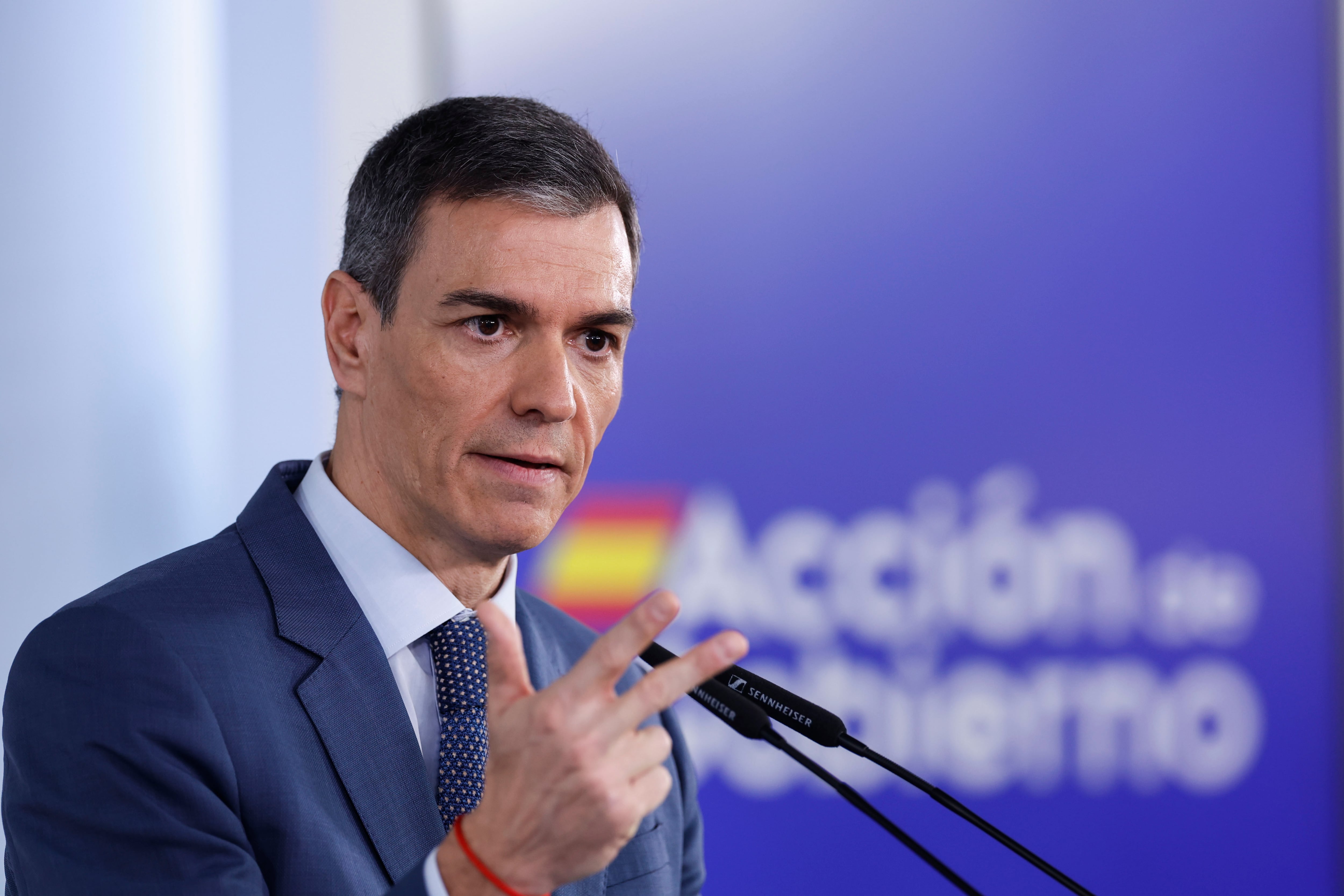 El presidente del Gobierno, Pedro Sánchez, durante su comparecencia este viernes, tras finalizar la reunión del Consejo de Ministros extraordinario en la Moncloa, en la que ha asegurado que España va a resistir mejor la crisis que puede llegar como consecuencia de la guerra de Irán.