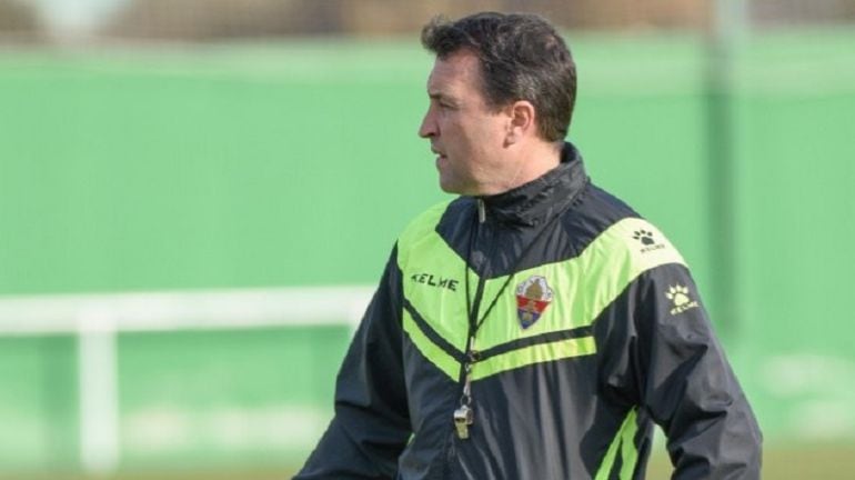 El técnico del Elche, Josico, observa a sus jugadores durante un entrenamiento