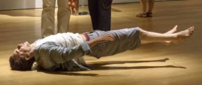 Dos visitantes observan la obra "Josh" de Tony Matelli, perteneciente a la exposición "Escultura Hiperrealista 1973-2016"