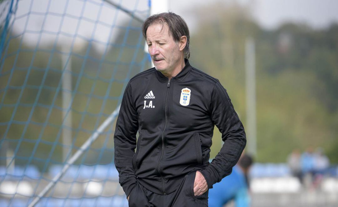 Juan Antonio Anquela durante un entrenamiento del Real Oviedo en El Requexón.