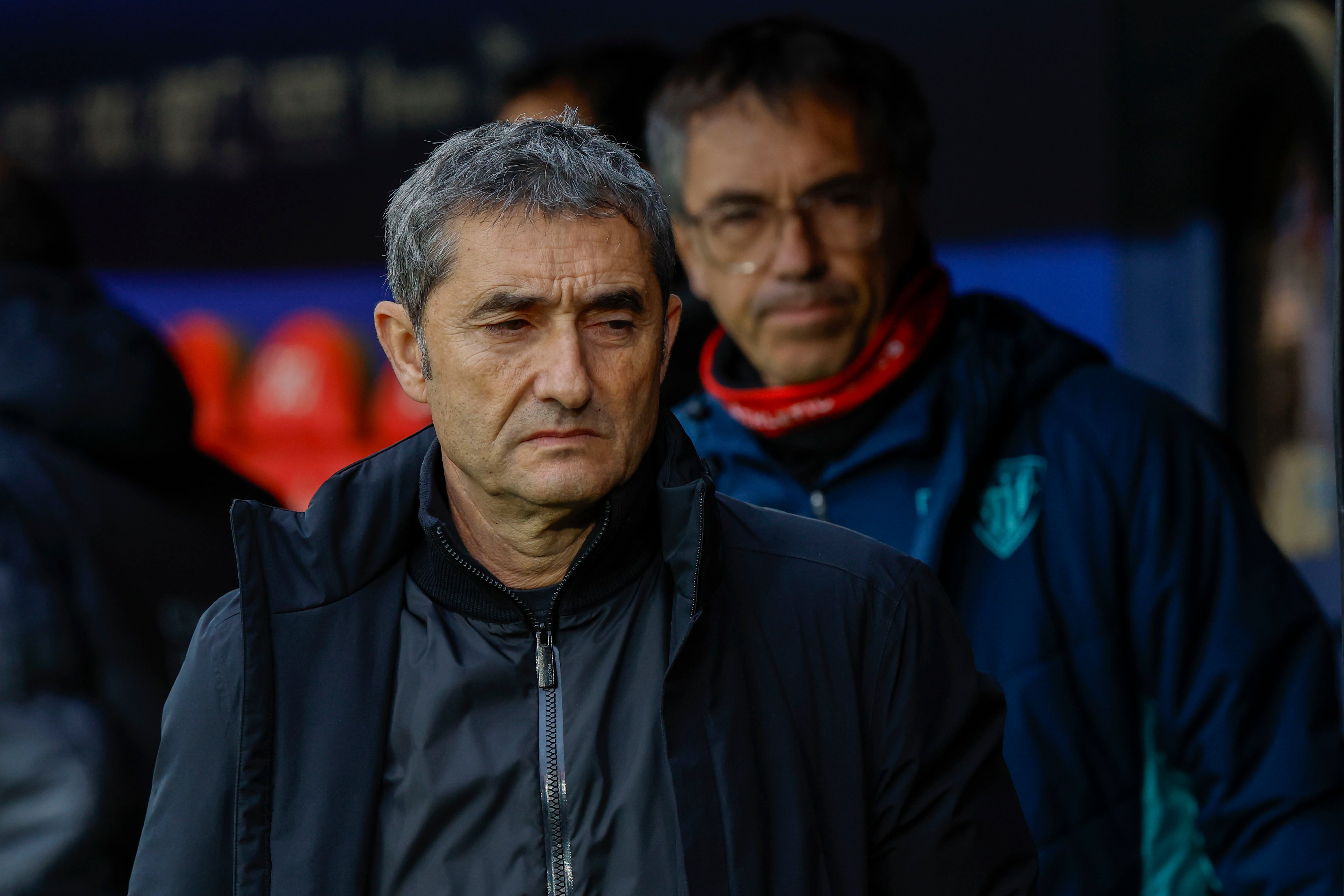PAMPLONA, 03/01/2026.- El entrenador del Athletic Club, Ernesto Valverde, durante el encuentro correspondiente a la jornada 18 de LaLiga EA Sports entre el CA Osasuna y el Athletic Club de Bilbao en El Sadar, Pamplona, este sábado. EFE/ Villar López